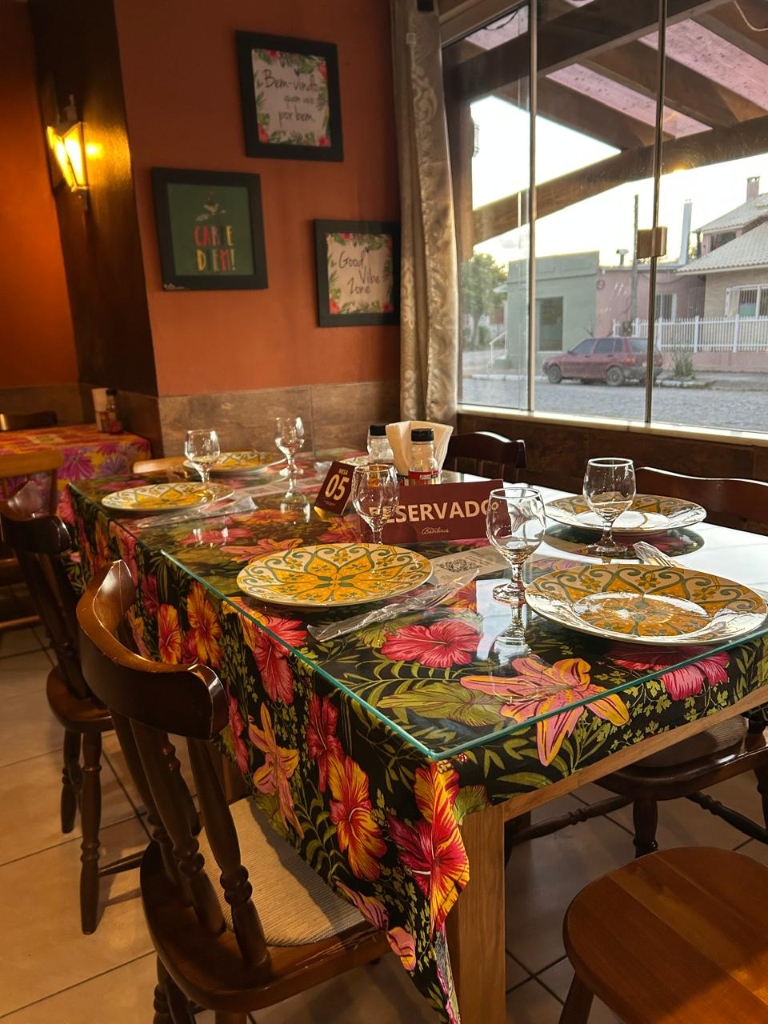 Mesa reservada para celebrações no espaço da pizzaria