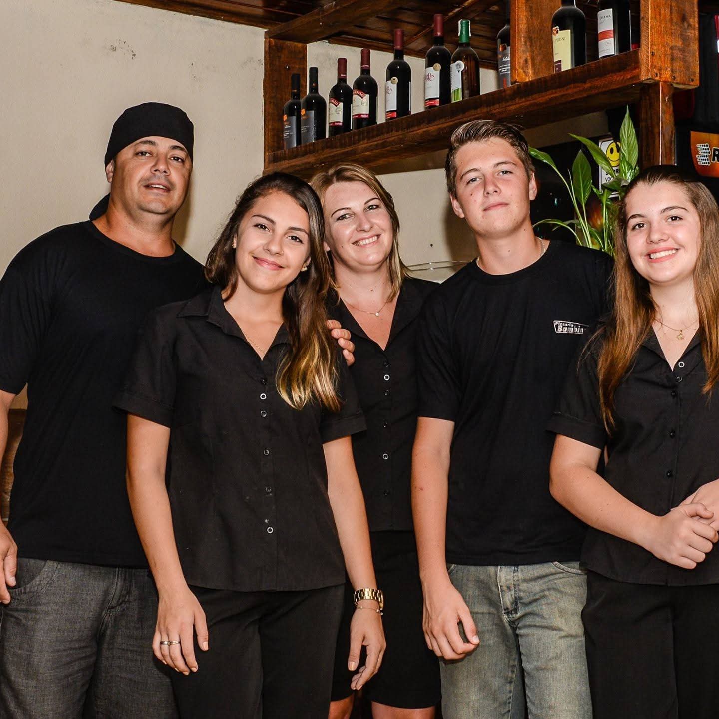 Equipe da Bambinos Pizzaria preparando pizzas artesanais