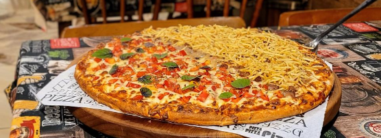 Pizza meia a meia deliciosa servida na Bambinos